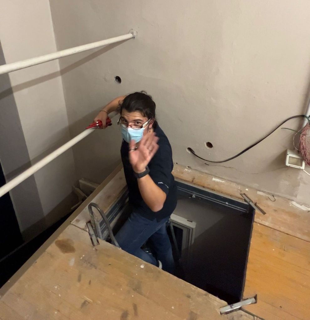 Lorenzo in fase di installazione nel piano superiore del Museo
